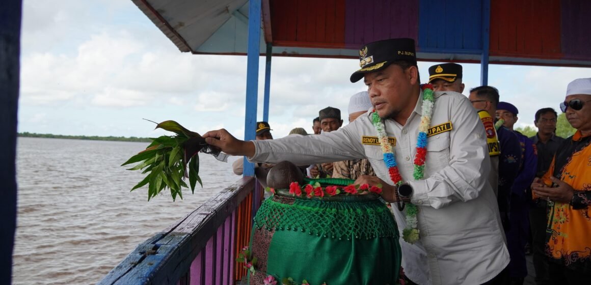 Pj Bupati Hadiri Syukuran Laut ke-19 Kecamatan Jelai