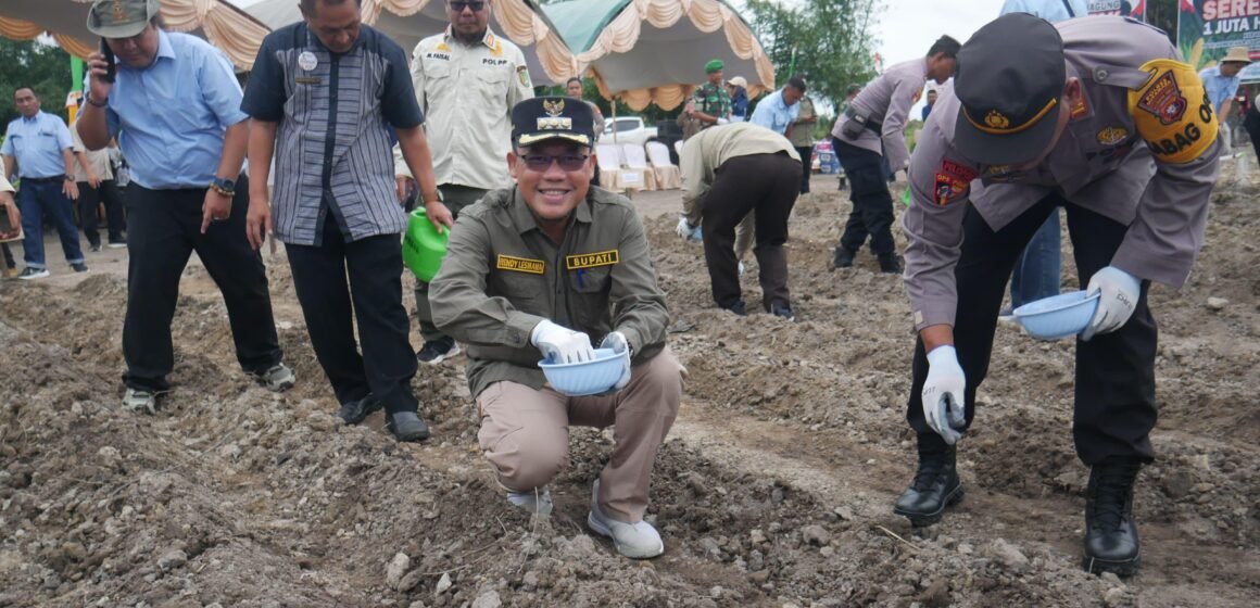 Gambar WhatsApp 2025-04-26 pukul 17.07.58_a30c93d1 Pj Bupati Hadiri Penanaman Jagung Serentak 1 Juta Hektar