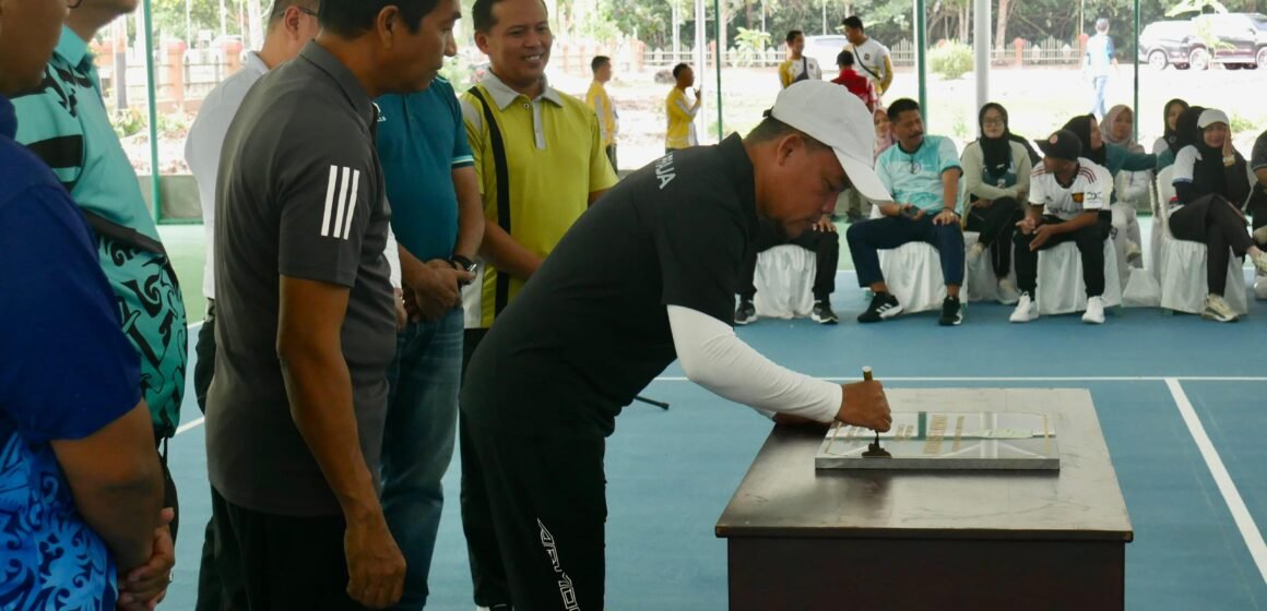 Gambar WhatsApp 2025-04-26 pukul 17.07.59_6a480aaa Pj Bupati Sukamara Resmikan Lapangan Tenis Indoor