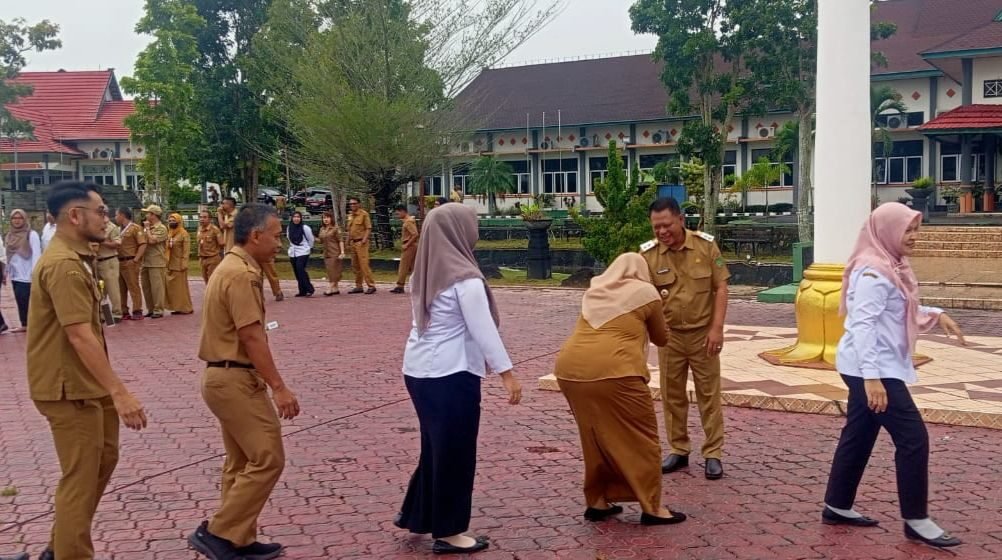 Gambar WhatsApp 2025-04-26 pukul 17.20.52_6165014e Wakil Bupati Sukamara Pimpin Apel Gabungan ASN Perdan