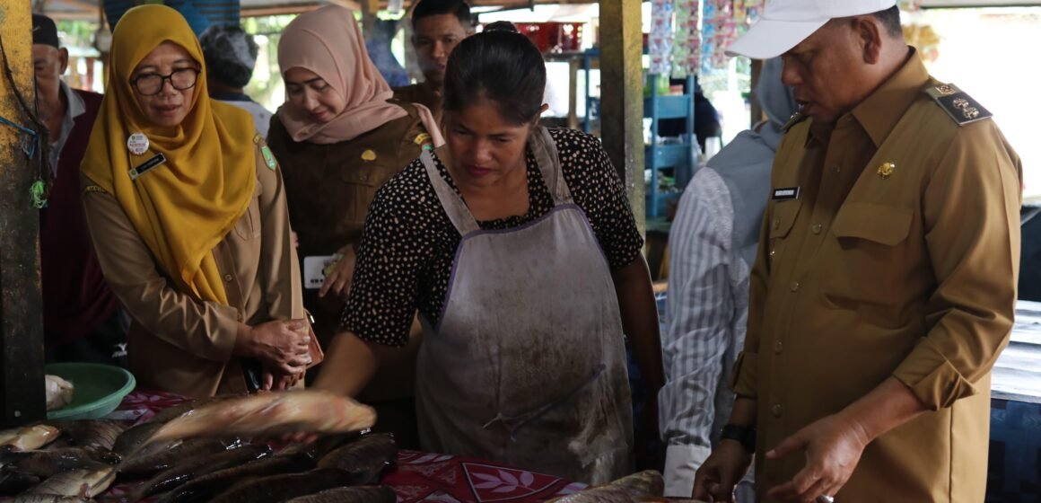 Gambar WhatsApp 2025-04-26 pukul 17.20.54_d1b58d65 Wakil Bupati Lakukan Peninjauan Harga dan Ketersediaan Bahan Pokok di Pasar Saik
