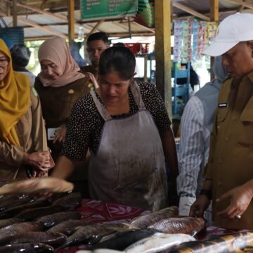 Gambar WhatsApp 2025-04-26 pukul 17.20.54_d1b58d65 Wakil Bupati Lakukan Peninjauan Harga dan Ketersediaan Bahan Pokok di Pasar Saik