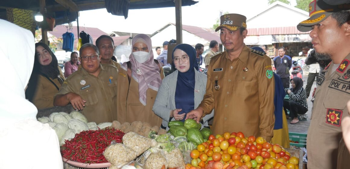 Pantau Kenaikan Bahan Pokok, Bupati Sukamara Sidak Pasar Saik