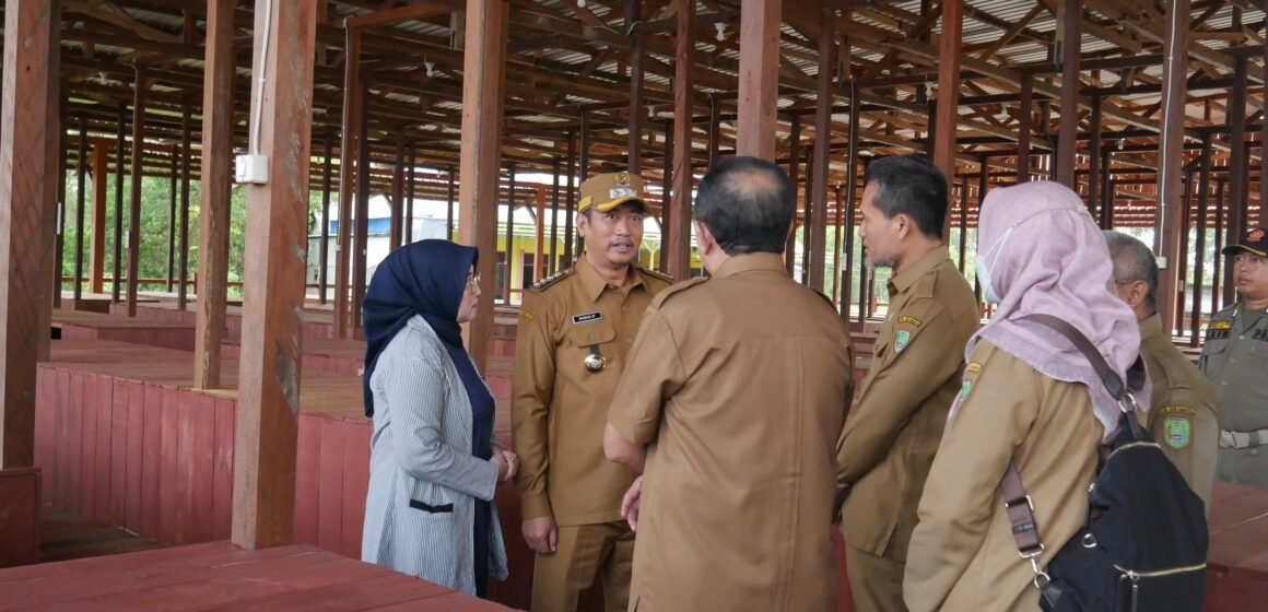 Bupati Sukamara Tinjau Proses Pembangunan Pasar Saik