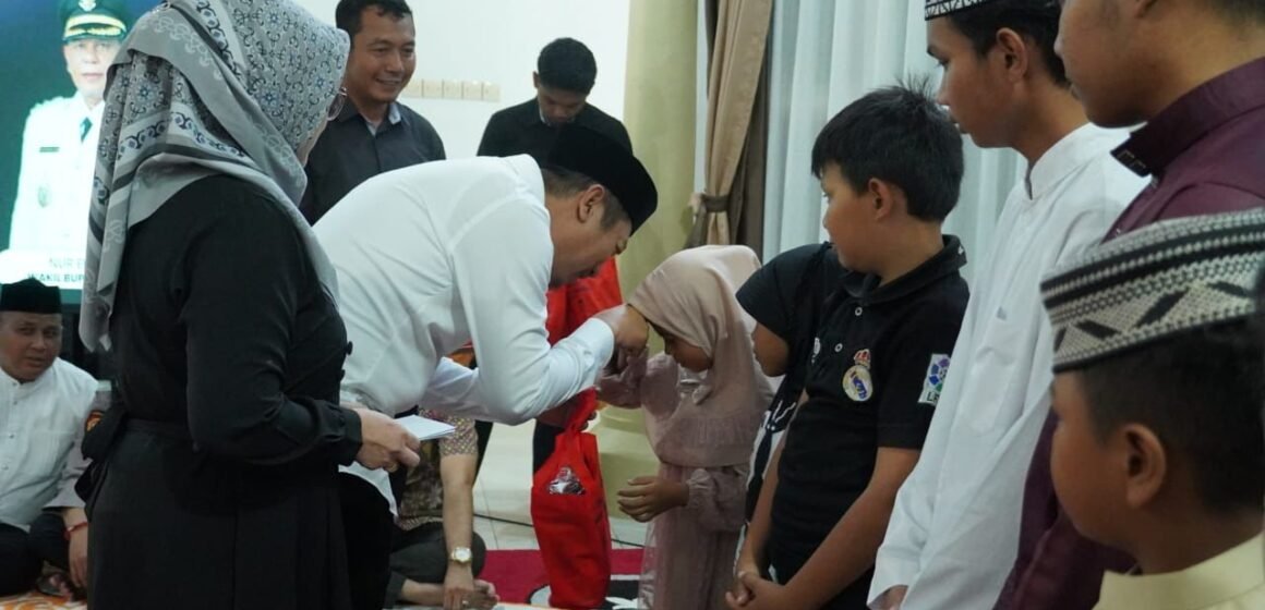Bupati Sukamara Serahkan Santunan ke Anak Yatim