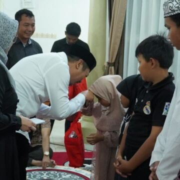 Bupati Sukamara Serahkan Santunan ke Anak Yatim