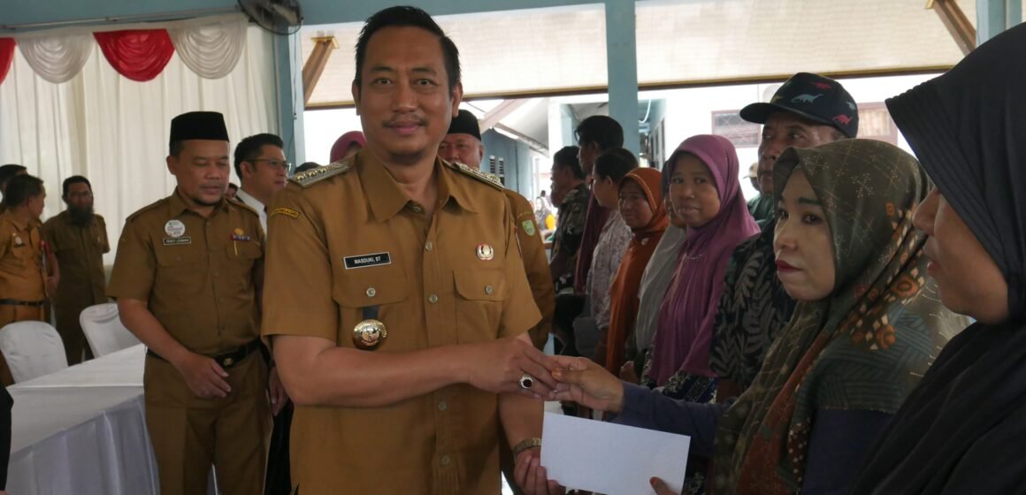 Bupati Sukamara Serahkan Simbolis BLT Sosial Sejahtera