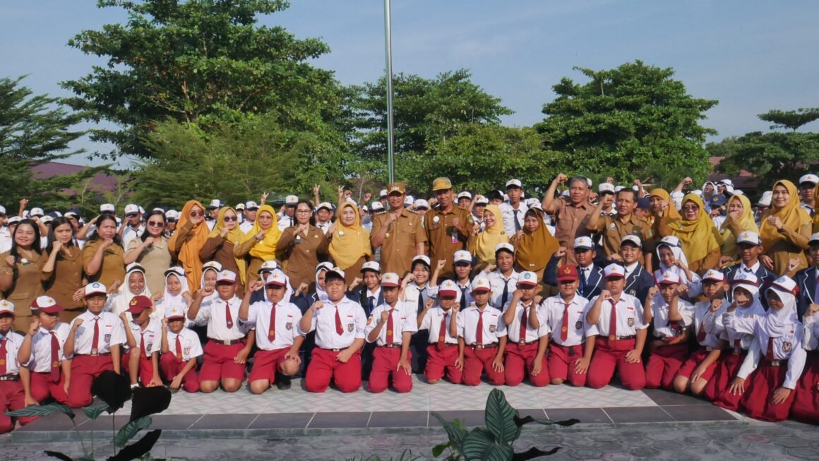 Bupati Sukamara Pimpin Apel Gabungan Sekolah SD dan SMP
