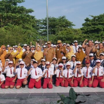 Bupati Sukamara Pimpin Apel Gabungan Sekolah SD dan SMP