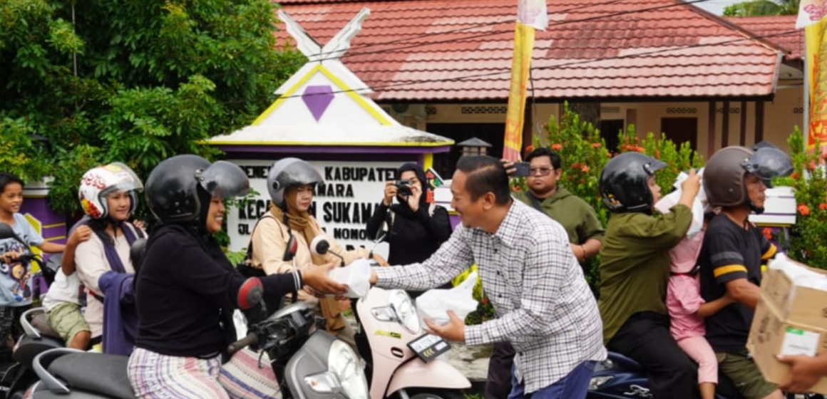Bupati Sukamara H.Masduki Berbagi kebahagiaan Ramadhan dengan membagikan 550 paket Takjil Kepada Masyarakat