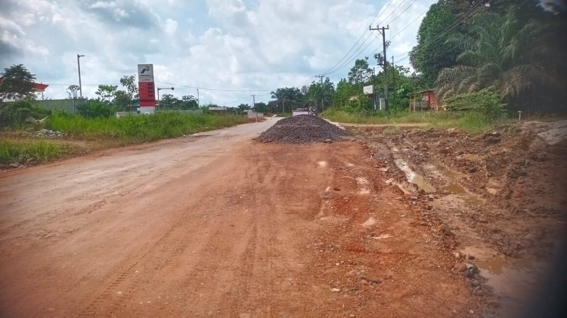 Jalan Negara SPBU–Jembatan Desa Lupu Mulai Diperbaiki: Sinergi Cepat Pemkab Sukamara dan Dukungan CSR Perusahaan