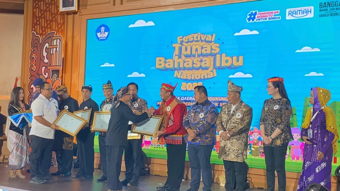 Bupati Sukamara Terima Penghargaan Dari Menteri Pendidikan Dasar dan Menengah