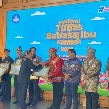 Bupati Sukamara Terima Penghargaan Dari Menteri Pendidikan Dasar dan Menengah