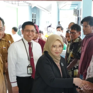 Bupati Sukamara Pantau Langsung Penyaluran BLT Sosial Kesejahteraan bagi Warga Mendawai