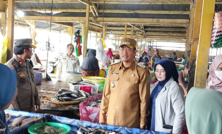 sidak-pasar-768x463 Bupati Sukamara Lakukan Sidak Pasar Pastikan Stabilitas Harga dan Ketersediaan Pangan Selama Ramadan