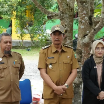Pemerintah Kabupaten Sukamara dan Stakeholder Salurkan Bantuan Sosial bagi Pramu Kebersihan Menjelang Idulfitri 1446 H