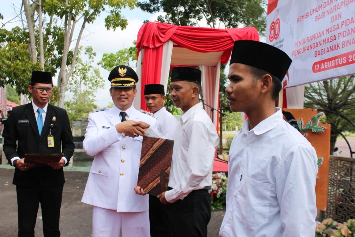 05886603-8bae-497d-b97b-fbd53243f842 Bupati Sukamara Serahkan Simbolis Remisi Kepada Narapidana