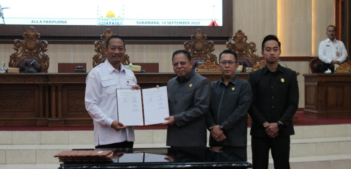 Pemkab dan DPRD Sukamara Tandatangani Persetujuan Penetapan Enam Buah Raperda