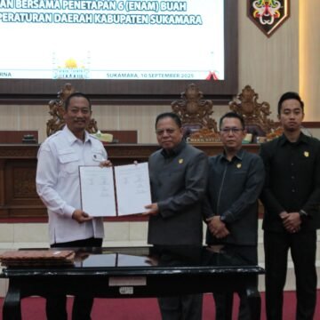 539d8ad9-6e27-40d5-a5b2-88b09c732f9e Pemkab dan DPRD Sukamara Tandatangani Persetujuan Penetapan Enam Buah Raperda