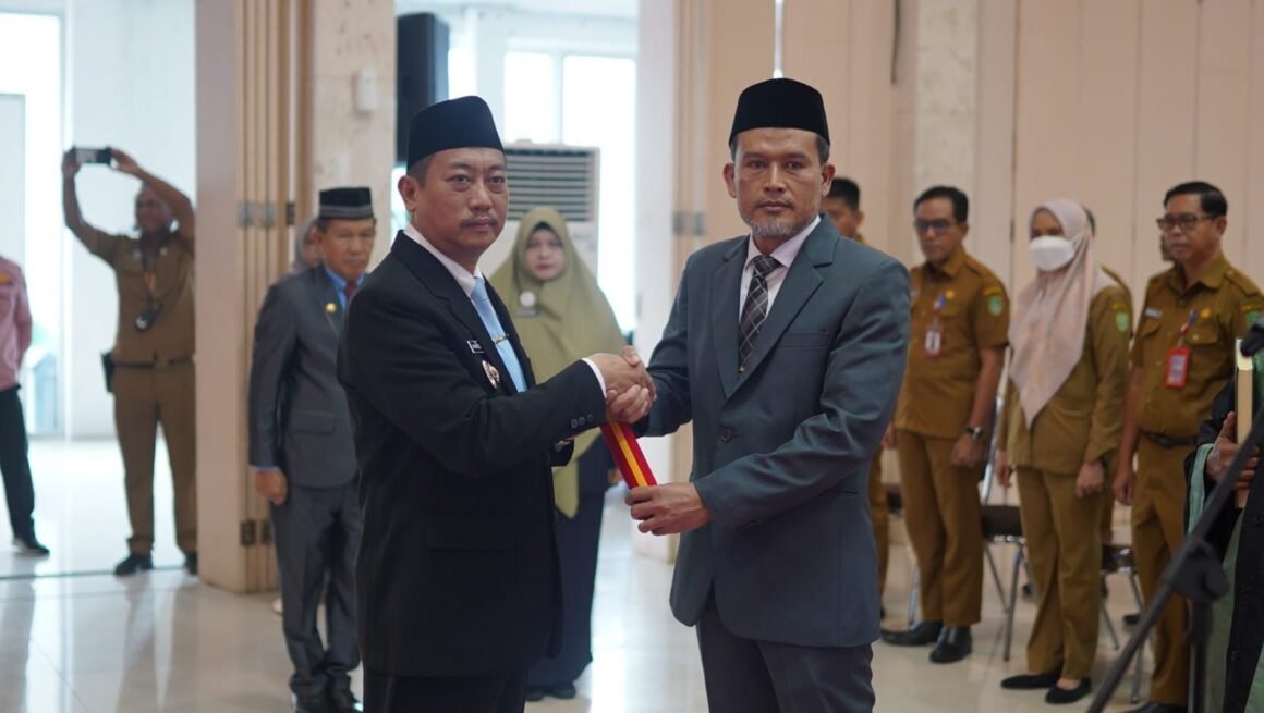 53df5167-2126-469b-8950-5e305d4918be Bupati Lantik Penjabat Sekretaris Daerah Sukamara
