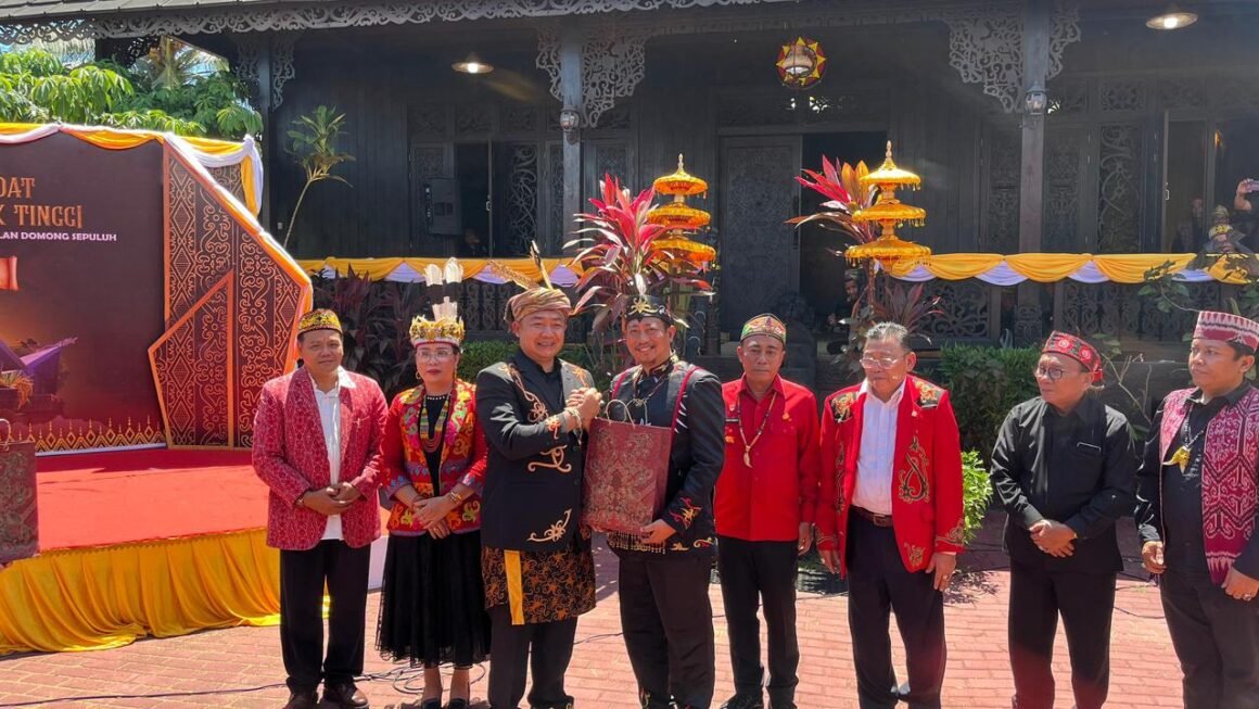 Bupati Hadiri Ritual Adat Naik Jurong Tinggi di Kalbar
