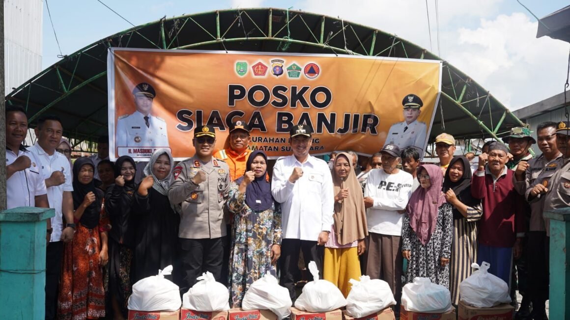 Bupati Sukamara Bagikan Bansos Kepada Masyarakat Terdampak Banjir