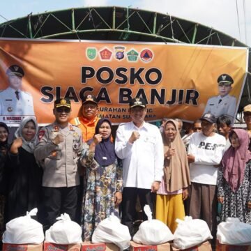 Bupati Sukamara Bagikan Bansos Kepada Masyarakat Terdampak Banjir