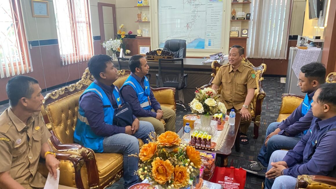 WhatsApp Image 2025-10-10 at 16.54.53 (1) Bupati Sukamara Upayakan Semua Dusun Teraliri Jaringan Listrik PLN
