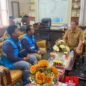 WhatsApp Image 2025-10-10 at 16.54.53 (1) Bupati Sukamara Upayakan Semua Dusun Teraliri Jaringan Listrik PLN