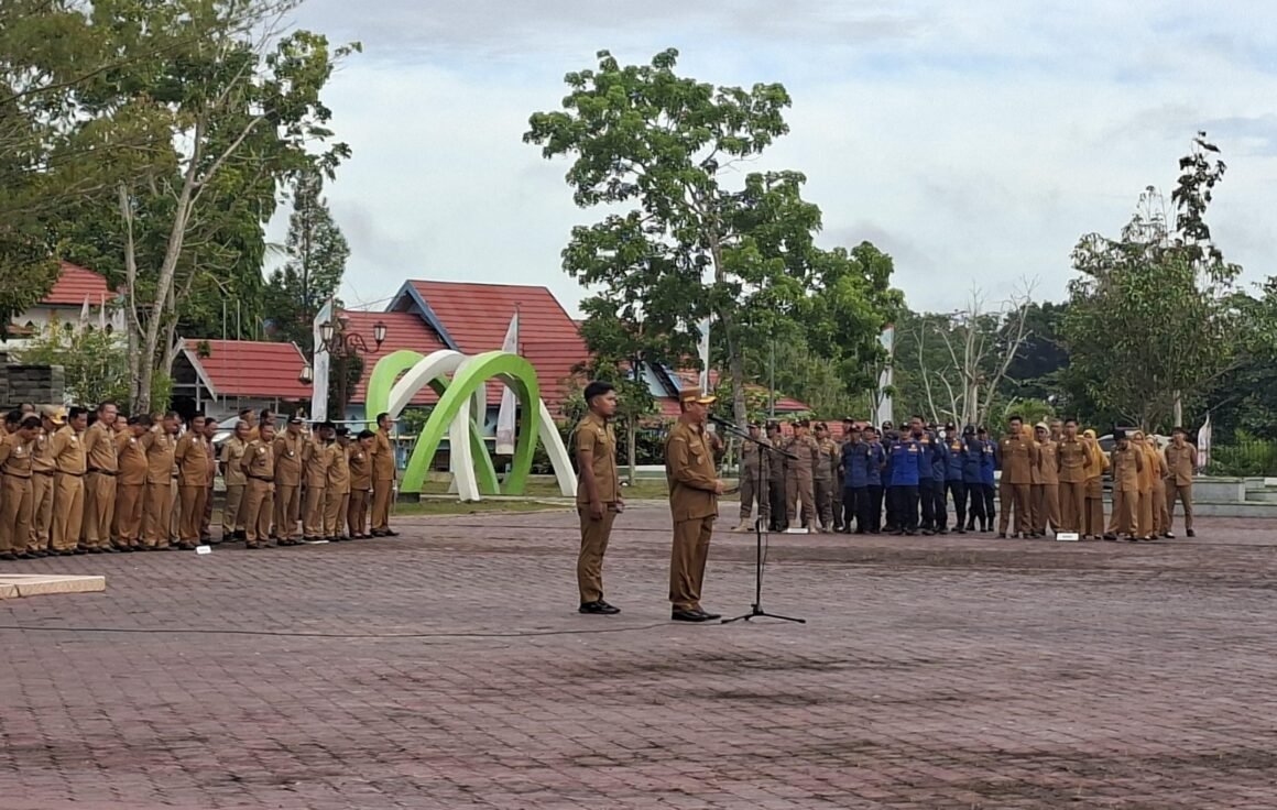 WhatsApp Image 2025-10-10 at 16.54.53 Tingkatkan Kinerja, Pemkab Sukamara Gelar Apel Gabungan Seluruh ASN