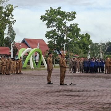 WhatsApp Image 2025-10-10 at 16.54.53 Tingkatkan Kinerja, Pemkab Sukamara Gelar Apel Gabungan Seluruh ASN