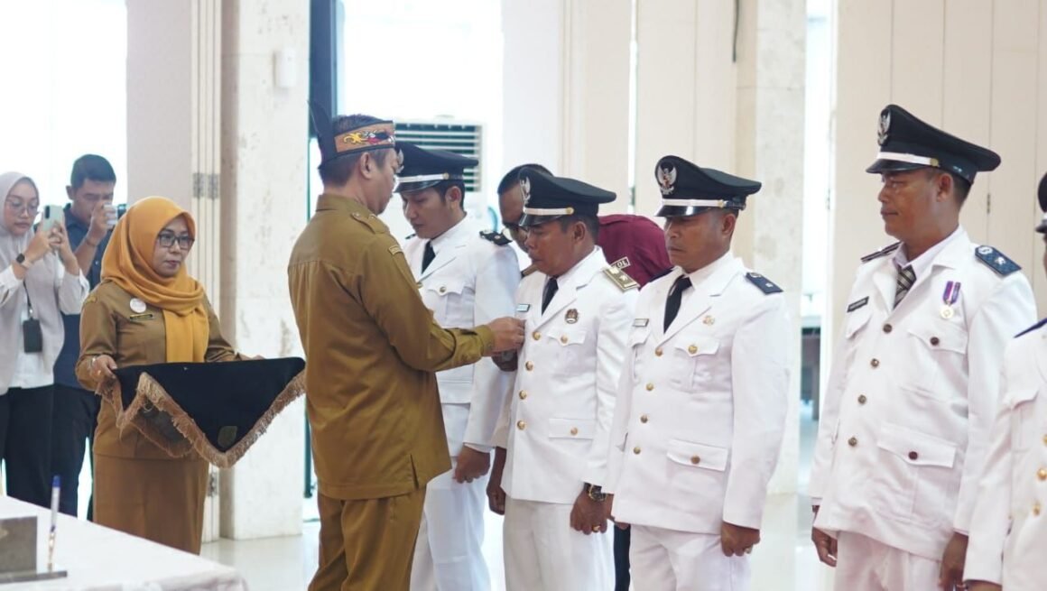 a8497415-3904-44d1-9563-cb716211bbb9 Bupati Lantik Penjabat Kades dan Kukuhkan Perpanjangan Masa Jabatan Kades