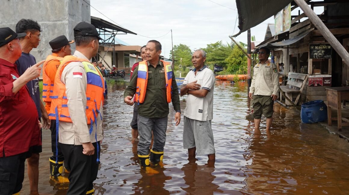 Bupati Sukamara Tinjau dan Salurkan Bantuan Warga Terdampak Banjir
