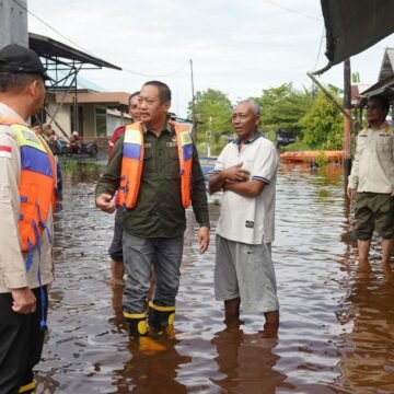 aa136eca-7dbc-4806-b459-ee571b8e1a31 Bupati Sukamara Tinjau dan Salurkan Bantuan Warga Terdampak Banjir