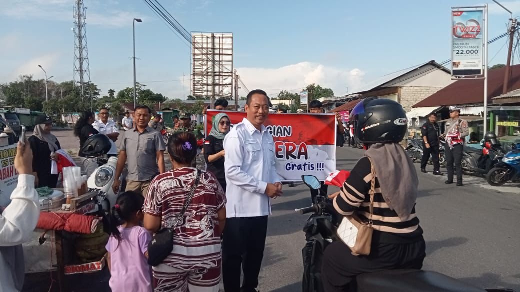 abf91933-785a-4e02-8aa9-22547381adbd Bupati Bagikan Bendera Merah Putih Gratis Kepada Masyarakat