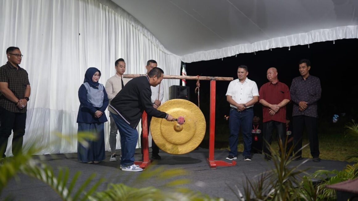 c9e785da-ca4d-4feb-a4a4-7c1ae085fa60 Bupati Sukamara Buka Pudu Fest Semarak HUT RI ke – 80
