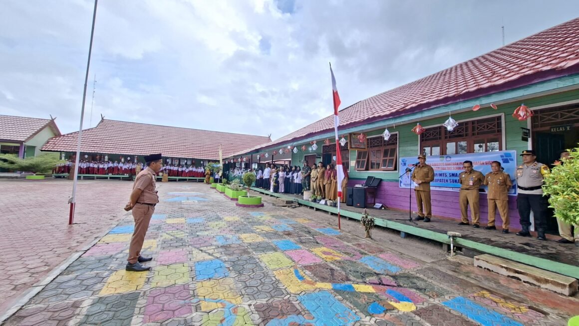 fe970dc6-0f80-4bc0-bb57-971deef74776 Bupati Pimpin Upacara Bendera di SDN Sungai Cabang Barat