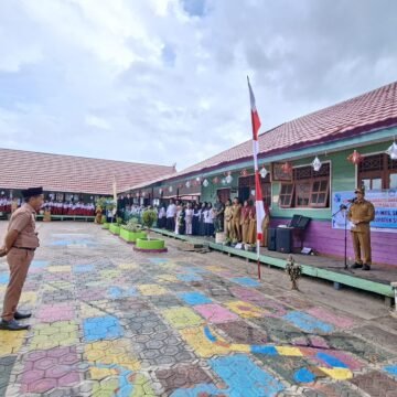 fe970dc6-0f80-4bc0-bb57-971deef74776 Bupati Pimpin Upacara Bendera di SDN Sungai Cabang Barat