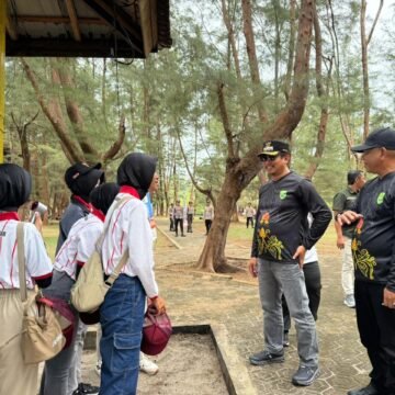 Bupati Sukamara dan Seluruh Kontingen Makan Siang di Pantai Tanjung Nipah