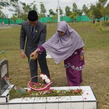 Sekda Sukamara Hadiri Ziarah dan Penaburan Bunga