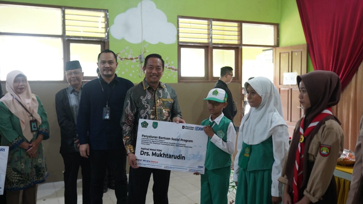 Bupati Sukamara Serahkan Bantuan Sosial Program Indonesia Pintar