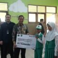 Bupati Sukamara Serahkan Bantuan Sosial Program Indonesia Pintar