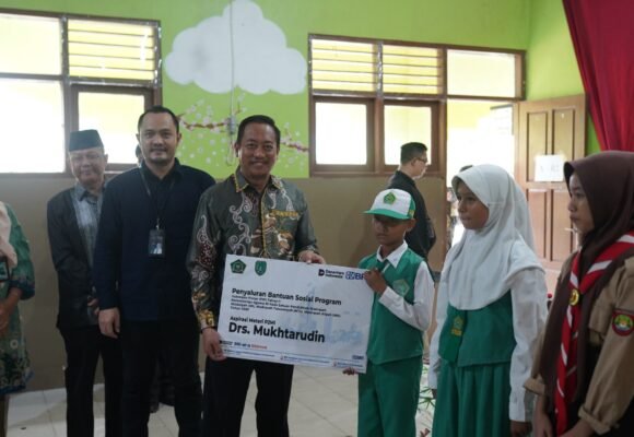 Bupati Sukamara Serahkan Bantuan Sosial Program Indonesia Pintar