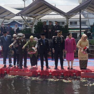 Wabup Sukamara Tabur Bunga di Sungai Jelai