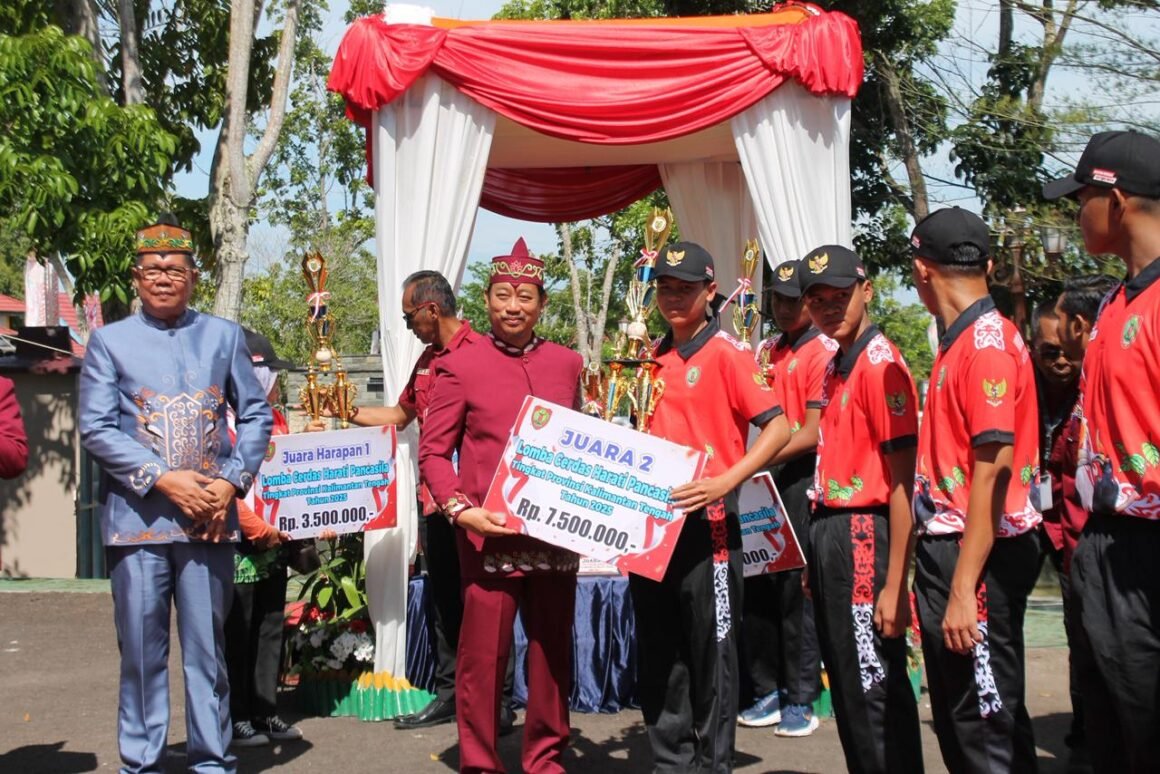 Bupati Serahkan Hadiah Kepada Pemenang Lomba Tradisional