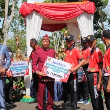 Bupati Serahkan Hadiah Kepada Pemenang Lomba Tradisional