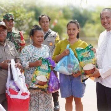 Bupati Tinjau Warga Terdampak Banjir di Desa Petarikan dan Pangkalan Muntai