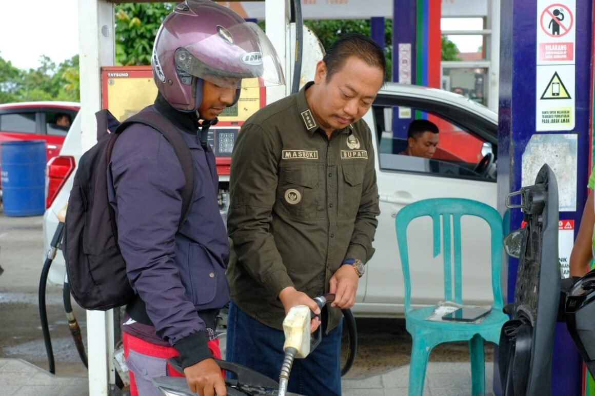 Bupati Berdialog Dengan Warga Yang Tengah Mengantre BBM