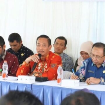 Usai Serahkan Bapang, Bupati Sukamara Berdialog Dengan Warga