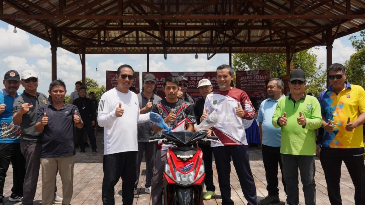 Bupati Sukamara Ikuti Jalan Sehat di Desa Jihing